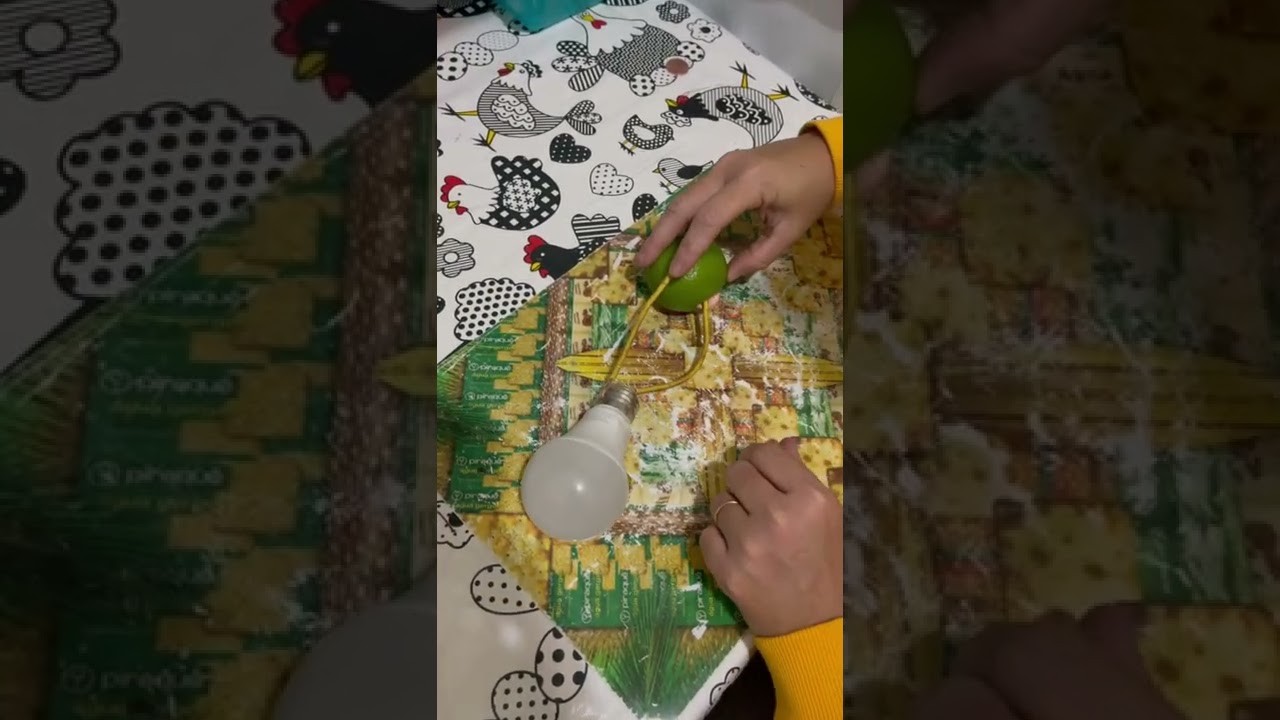 Experimento do limão com lâmpada, para aula de ciências.