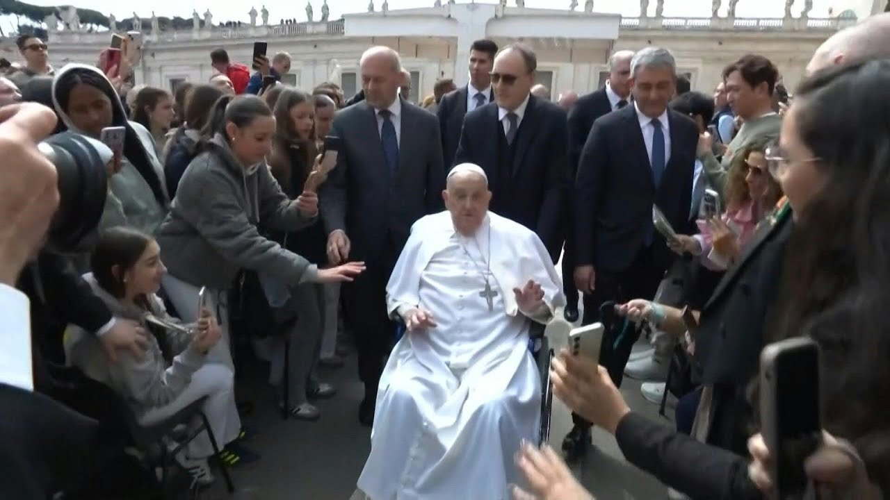 Papa faz aparição surpresa, cumprimenta fiéis e reza na Basílica de São Pedro | AFP
