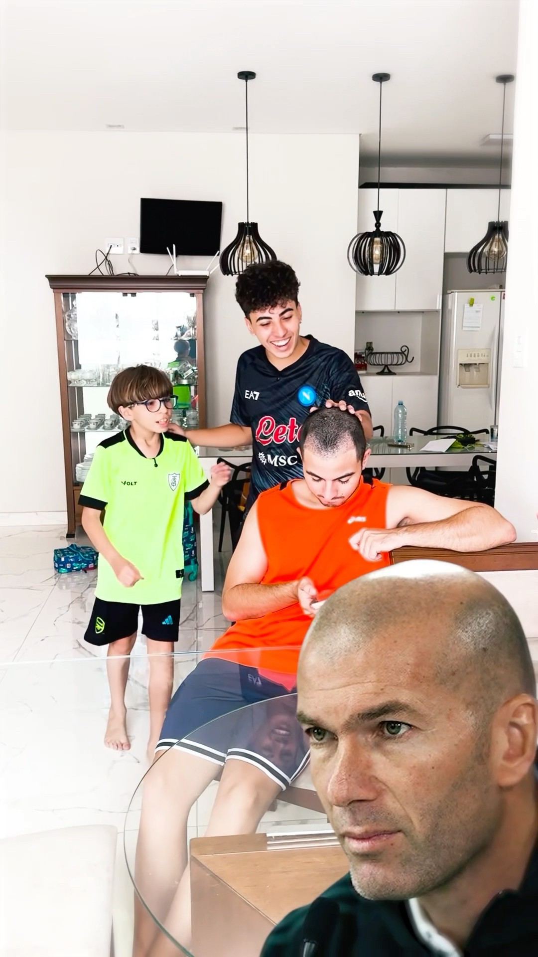 IRRITANDO NOSSO IRMÃO QUE FICOU CALVO RECENTEMENTE! ??‍??