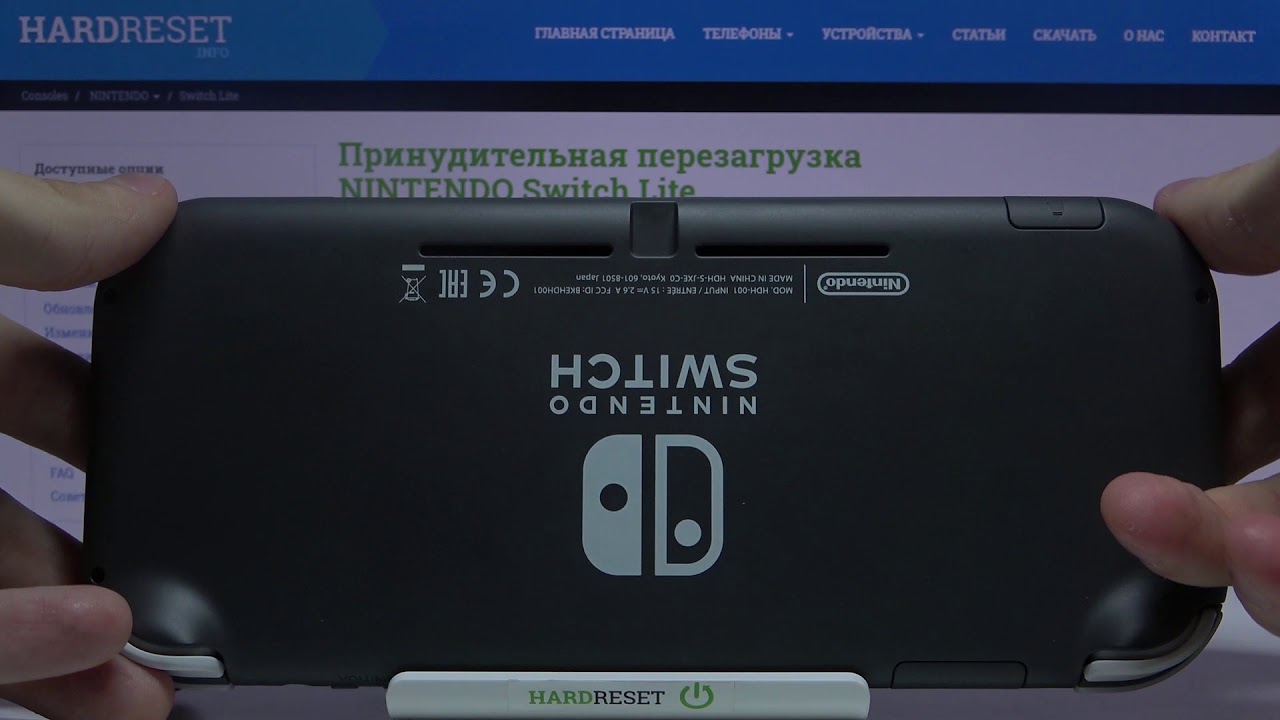 Как вставить флешку в Nintendo Switch Lite? / Установка карты памяти в ...