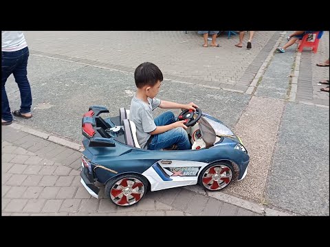 mobil mainan ini memakai baterai 6volt minimal penggunaan anak 7 tahun.. 