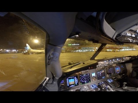 Night departure runway 28 at Faro airport (FAO LPFR)