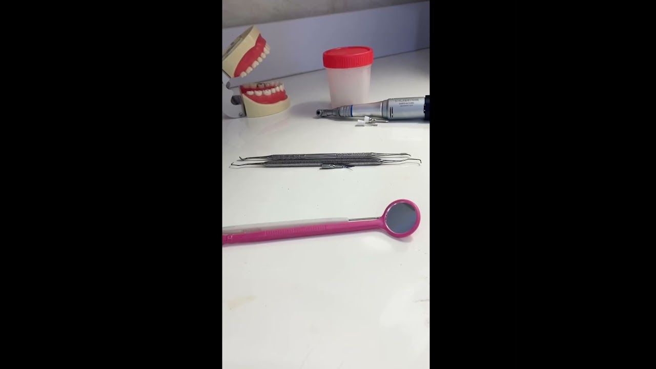 شرح مبسط عن طريق تنظيف الاسنان من التكلسات والتصبغات المتكونه على السن scaling and polishing