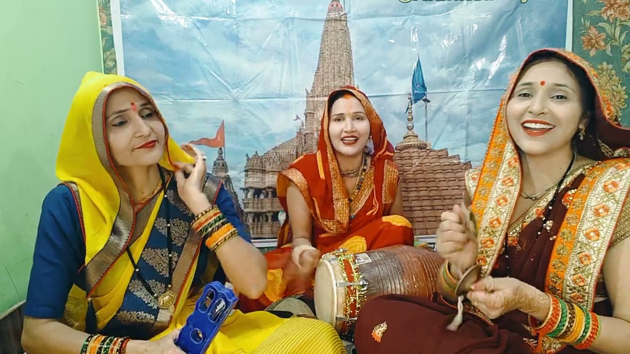 घर को वृंदावन बनाया है 🌹 मैंने तुलसा का बाग 🌻लगाया है 🌹 तुलसा मेरी देखो खूब 🌹लहरावे🌹