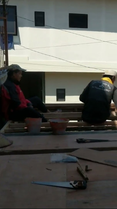 Pak Syarif dan Samsul Micin Sedang Mendiskusikan Rencana Kerja Pemasangan Bigesting Plat Dak Cor