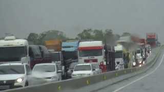 Sexta feira com chuvas na BR101Sul: Congestionamento gigante na Caputera