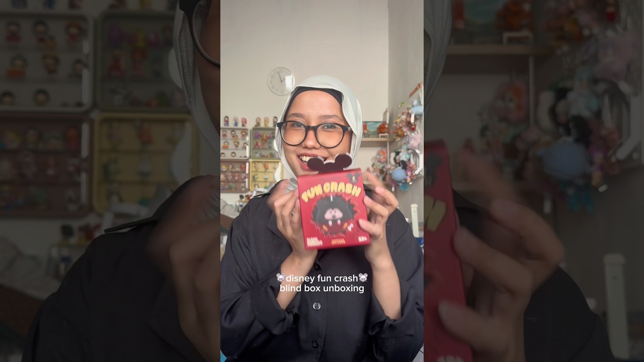 unboxing a bag charm blind box that suited for men (disney fun crash blind box) 