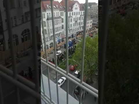Video: Berlin-overlevende, Der Er Bombet, Reddet Ved Sms