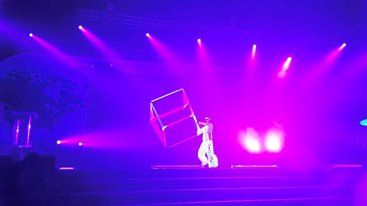 Cube black light dance