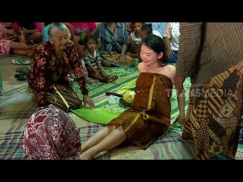 Video: Pakaian Wanita Mati - Pandangan Alternatif