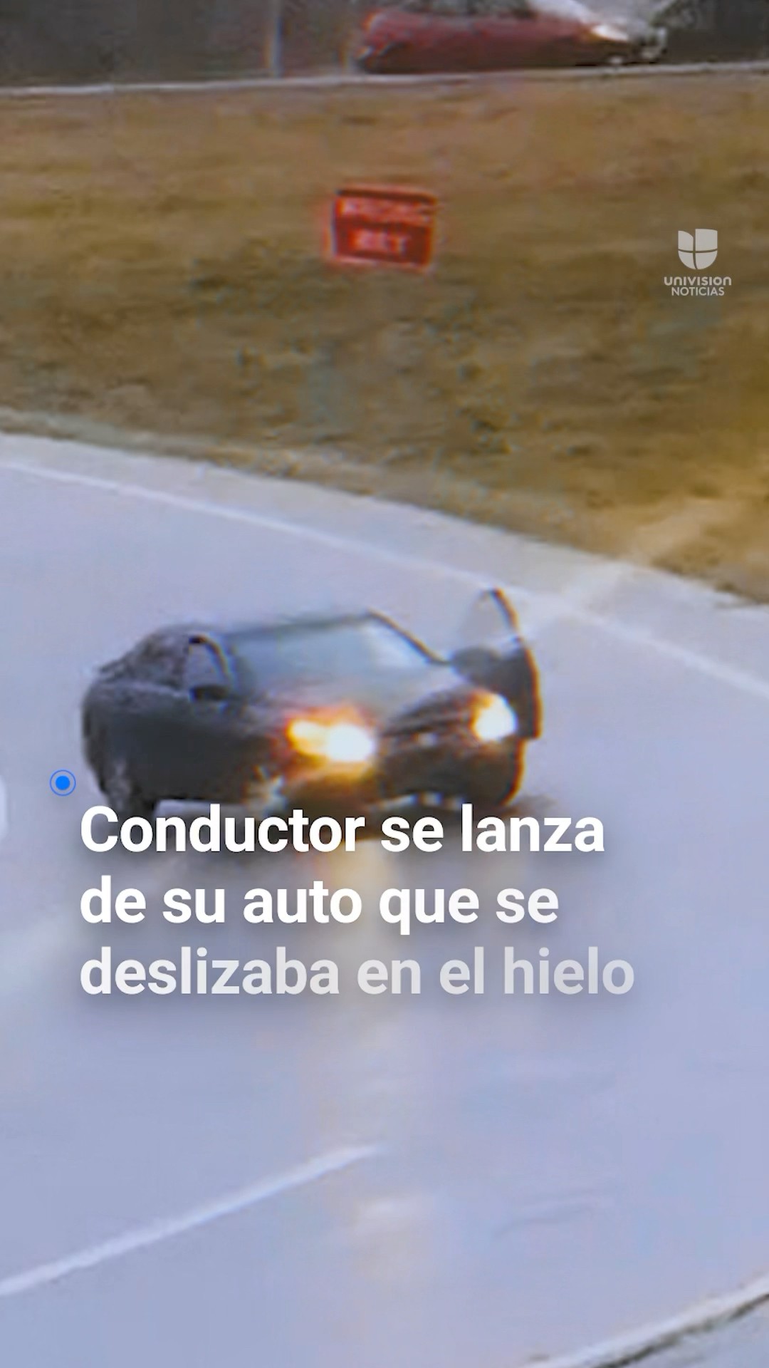 Conductor se lanza de su auto que estaba fuera de control debido al hielo en la carretera
