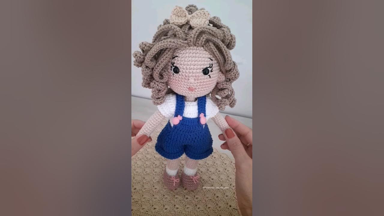 Boneca que troca de roupa em amigurumi