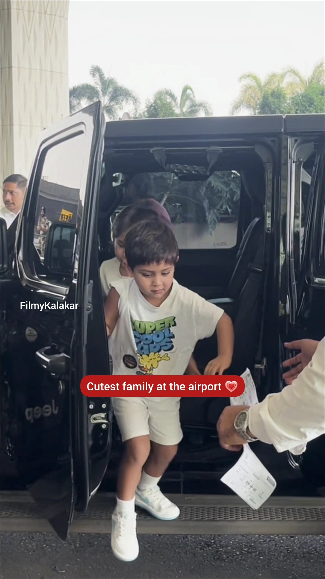 Cutest family injecting sweetness in the air ? #filmykalakar #kareenakapoorkhan #saifalikhan
