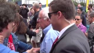 " Mad "Bernie Sanders in santa mon 2016 instead of East & South L.A.