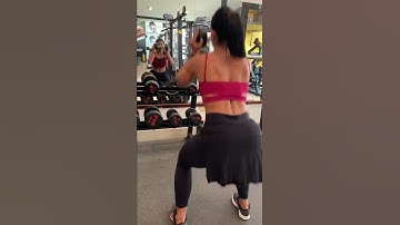 Agachamento c/ elevação frontal