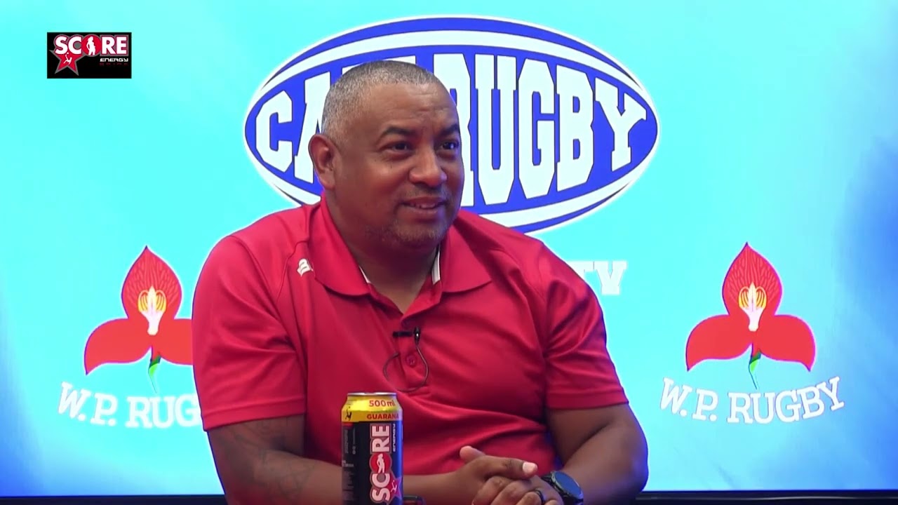 В студии в межсезонье обсуждаются клубные матчи по регби.