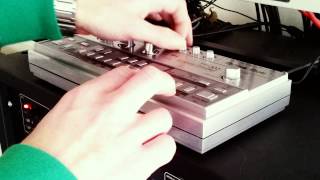 Cyclone TT-303 Bass Bot test (TB-303 Replica/Clone)