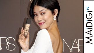 森星、華やかセットアップで美背中＆おなか見せ　スリットから美脚も