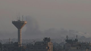 De la fumée s'élève au-dessus de Khan Younès, vue depuis Rafah | AFP Images