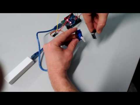 Acelerómetro ADXL335 y servo