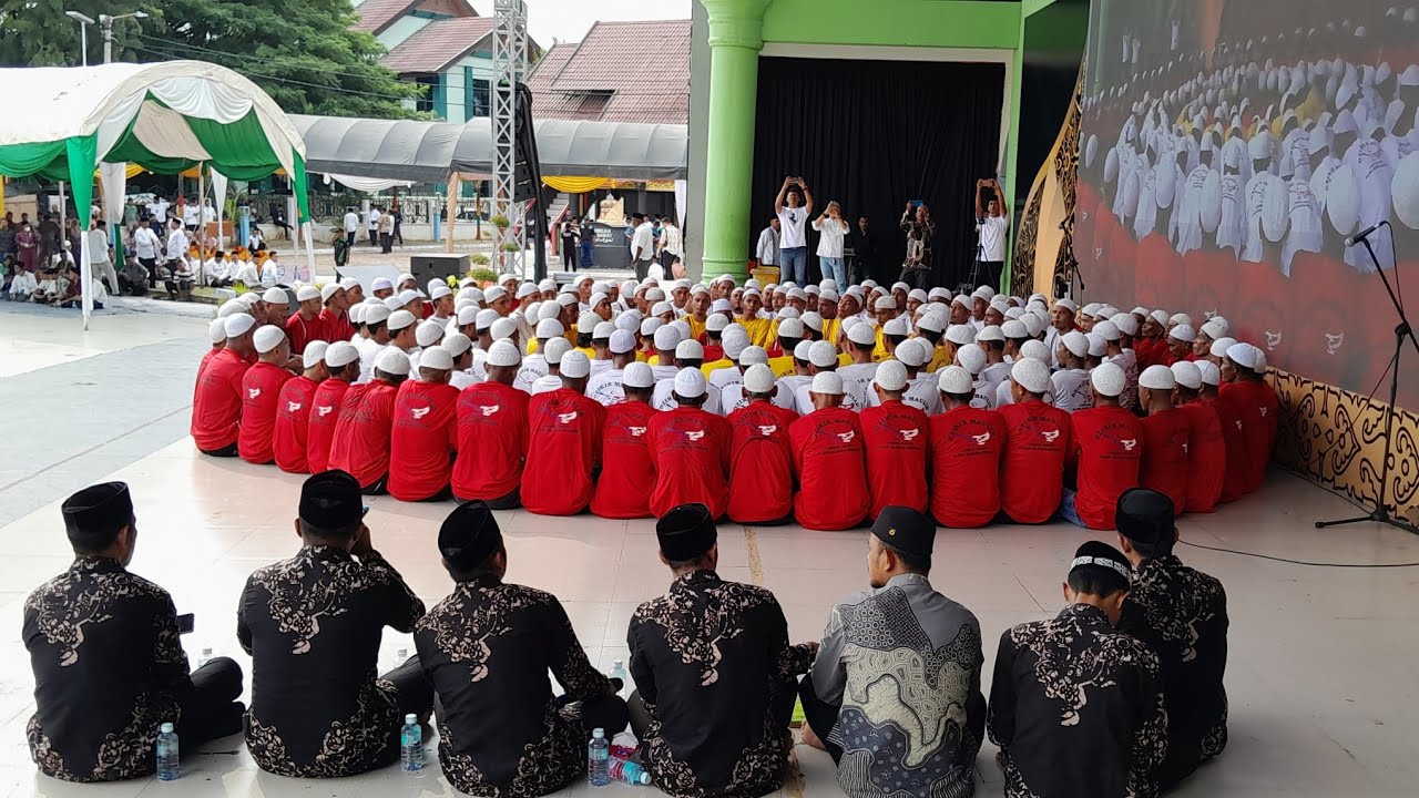 MAULID AKBAR DI MERIAHKAN OLEH GROUP DZIKIR LASKAR ABABIL MEUKEK ACEH SELATAN.DI GEDUNG PKA.