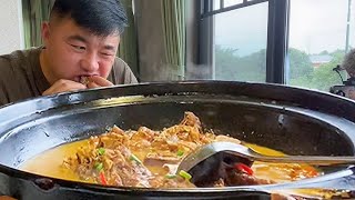 【胖子阿谦】长沙人气超火爆湘菜馆，阿谦熊二吃的顺脸淌汗，超级过瘾
