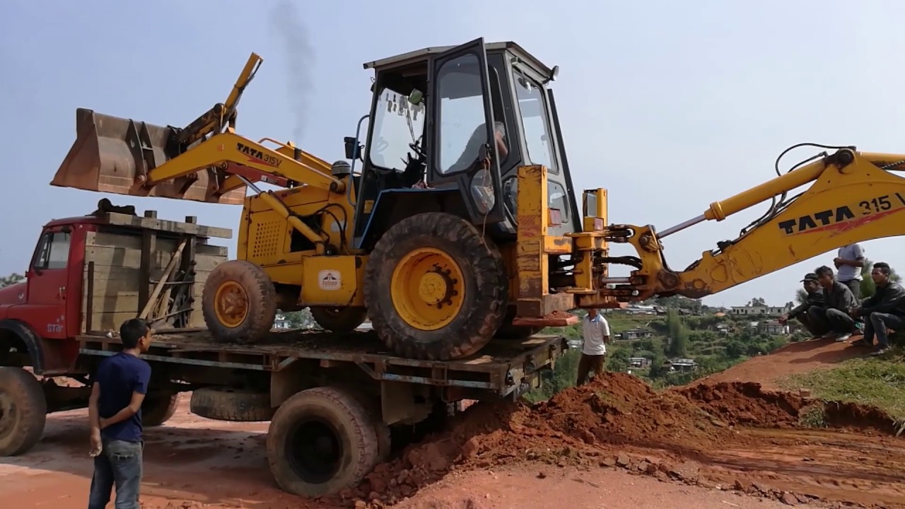 Amazing jcb operator loading tata jd into a truck John Deere backhoe