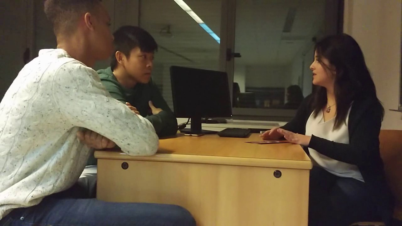 Dans l'agence de voyage - YouTube