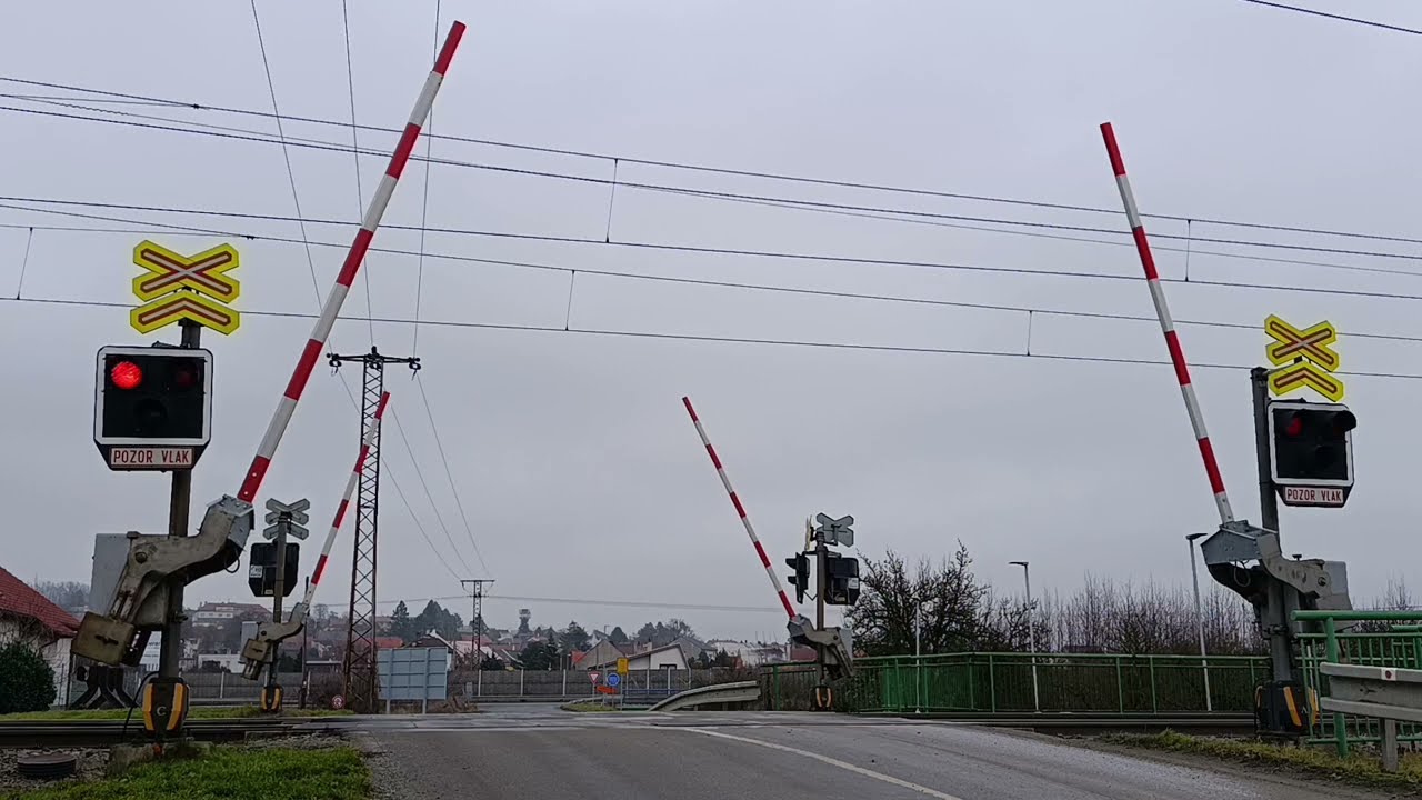 Železniční přejezd Horní Moštěnice, u zastávky (21. 12. 2025)