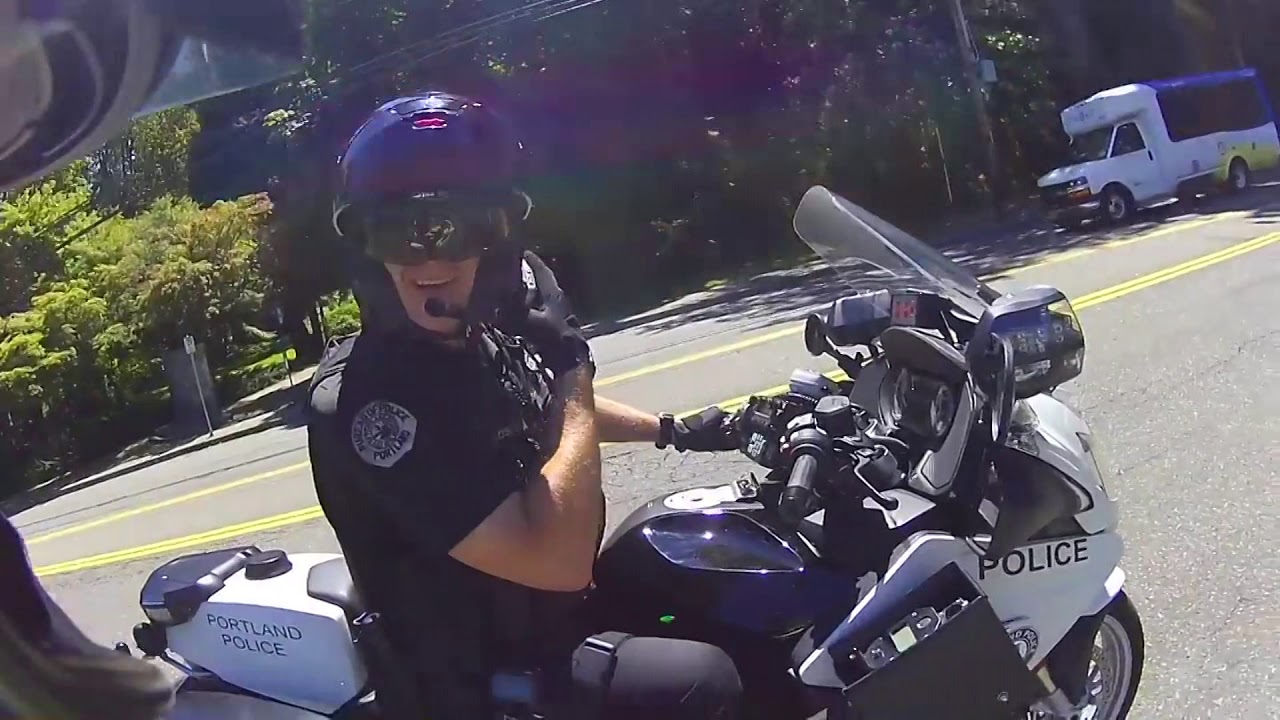 Полиция против мото. Мотоциклист против полиции. Полицейский против байкера. ДПС против мотоциклистов. Против байкеров