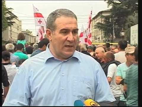 აქციის მონაწილეებმა ყოფილი პრემიერ-მინისტრის ბიძინა ივანიშვილის ფოტოები ნაგვის მანქანებზე გააკრეს