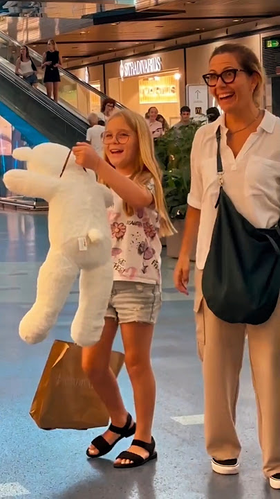 Pria Ini Hanya Melempar Boneka, Tapi Mengubah Hari Seorang Anak Kecil Selamanya!!