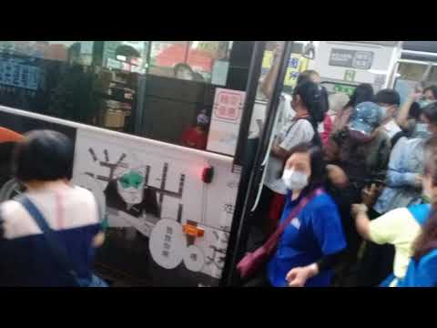 首都客運802區路線往新莊KKB-1625×802路線往樹林481-FM×三重客運858路線683-FW往華亞園區×藍37路線往板橋176-U5先後離開富國路口站×802區路線197-FW富國路口出站