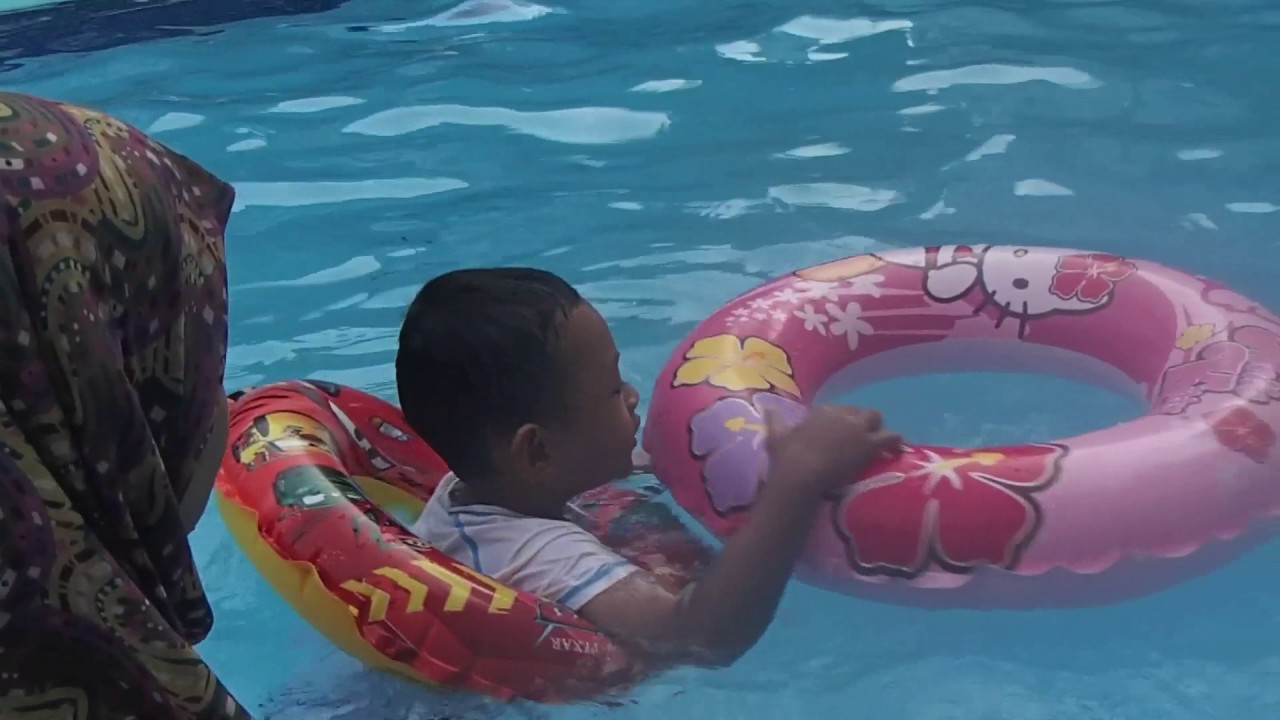 Firas & Yaya - Swimming using Cars Lightning Mcqueen Swim Ring