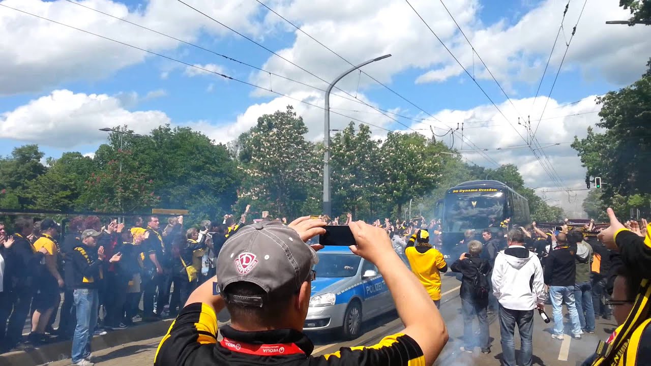 Spalier Mannschaftsbus Dynamo Dresden - Arminia Bielefeld ...