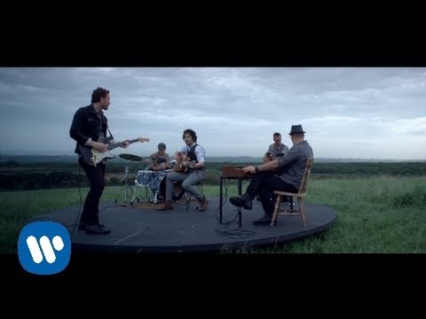 Tommy Torres - Mientras Tanto [con la participaciÃ³n de Ricardo Arjona] (Official Music Video)