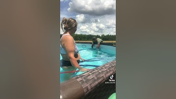 Siphoning method to vacuum above ground pool #hacks #lifehacks #abovegroundpool #summer #pool