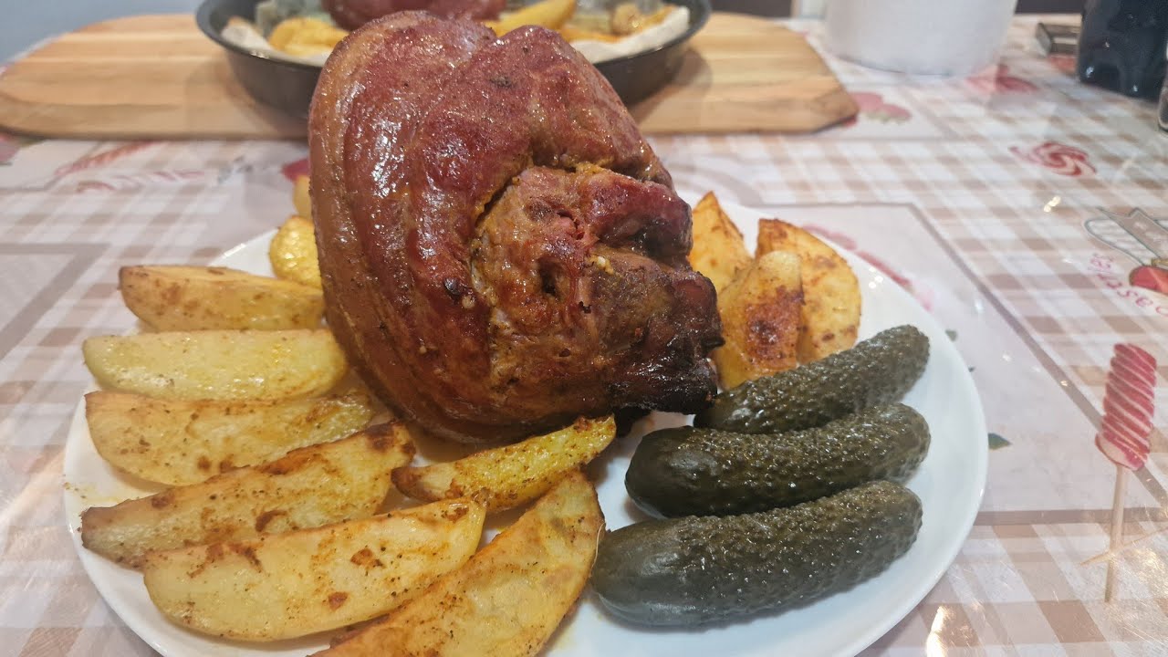 Ciolan de porc afumat cu cartofi la cuptor – rețetă tradițională, simplă și delicioasă