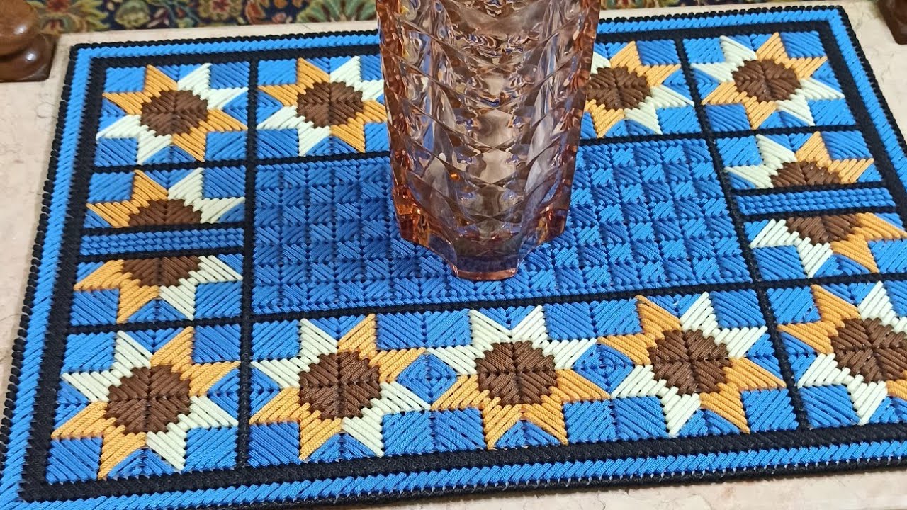 مفرش بخيط السلسلة على الشبك الكنفاة البلاستيك2/2 Tablecloth with string thread on the plastic canvas