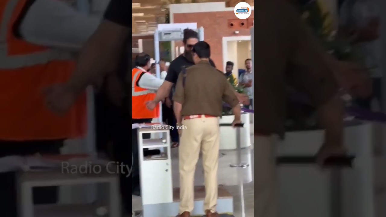 KGF Star Yash Grand Entry at the airport!