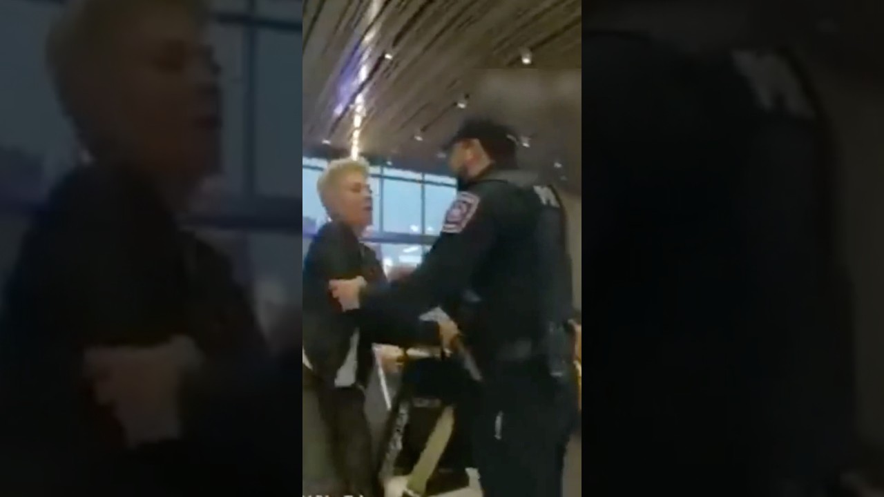 Пьяная психопатка сходит с ума, нападает на сотрудников авиакомпании и избивает полицейских после...