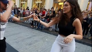 Video thumbnail of "cuándo a tu chica le gusta bailar y le animas a hacerlo 🔥"