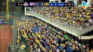 20130816 CPBL 犀牛VS象 4上張正偉外野轉傳刺殺李家駒於2壘前