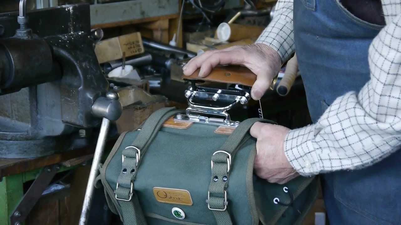 Subtitles available)Large saddle bag mechanism, Hirose style / 大型サドルバッグの着脱  - YouTube
