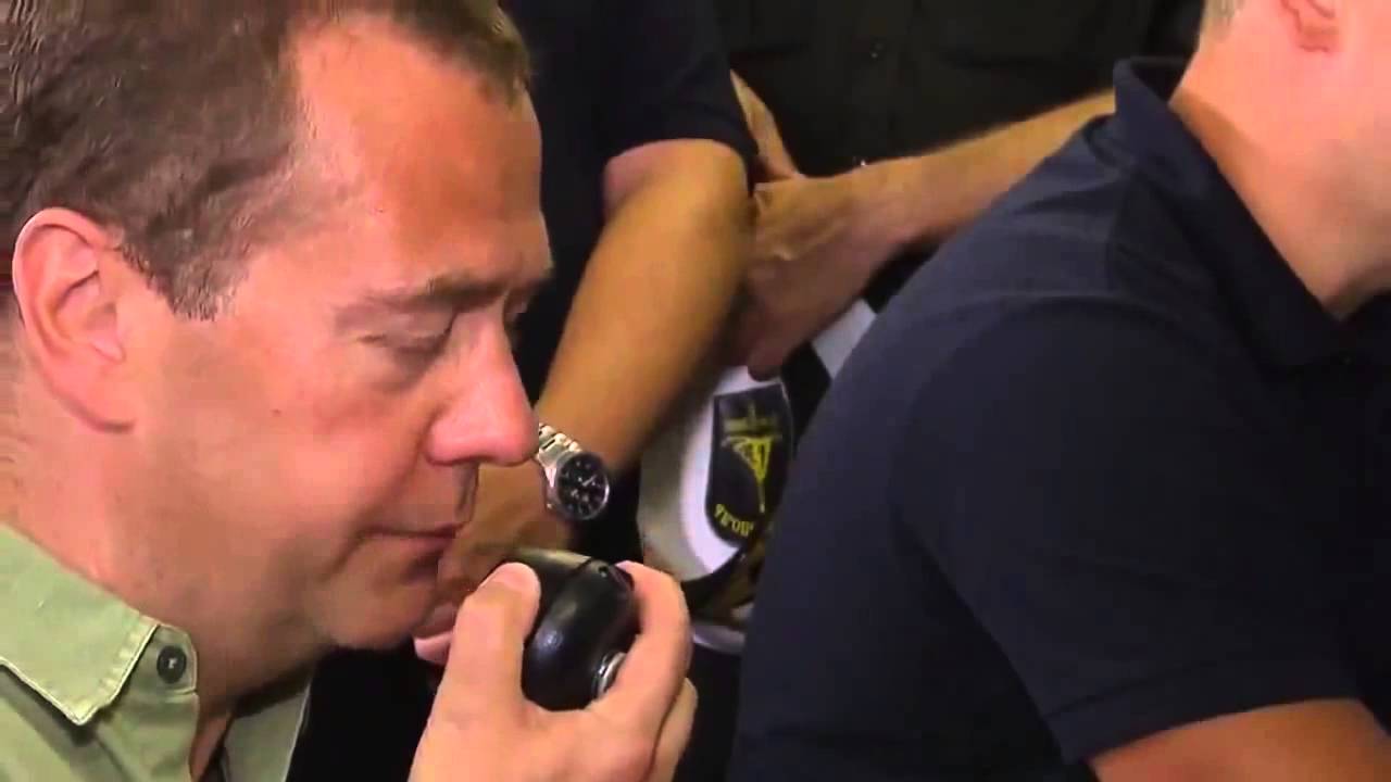 Разговор по рации Медведев говорит Путину Обнимаю! - YouTube