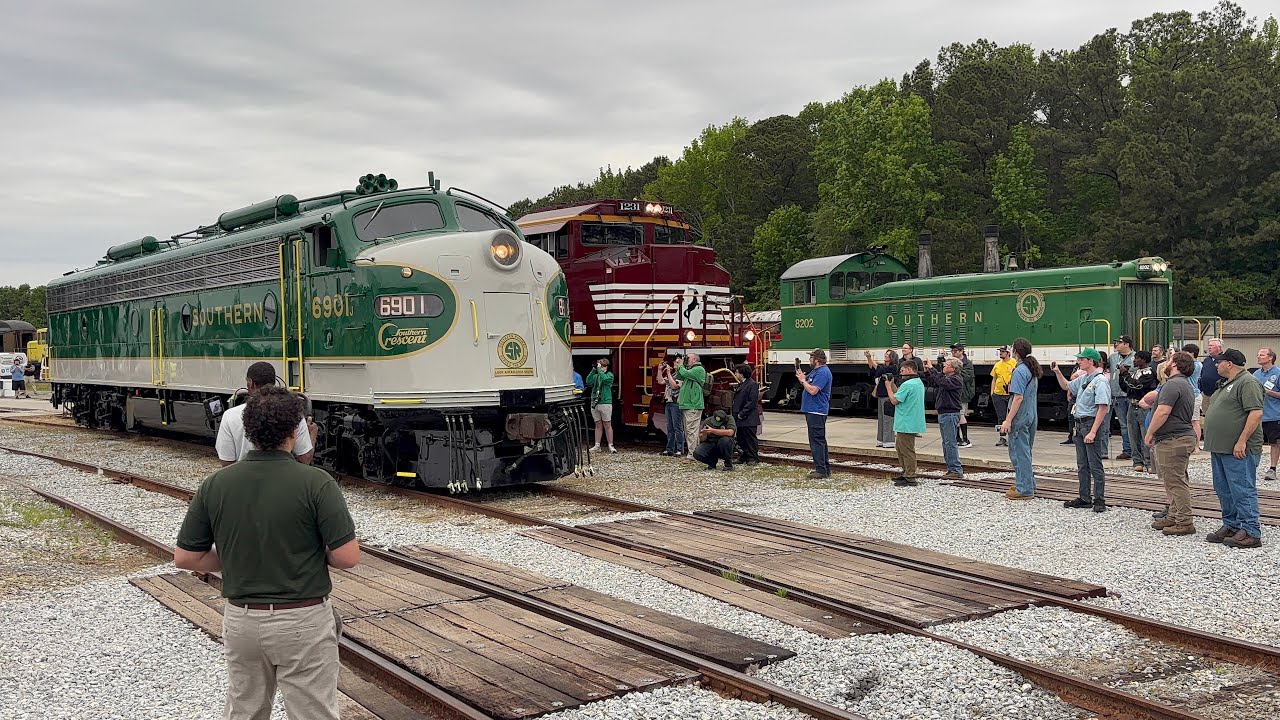 The Return Of The Southern Crescent Ft: NS 1231 and SOU 8202 - YouTube