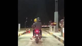 Motorsikal Masuk Laluan Tol Kereta