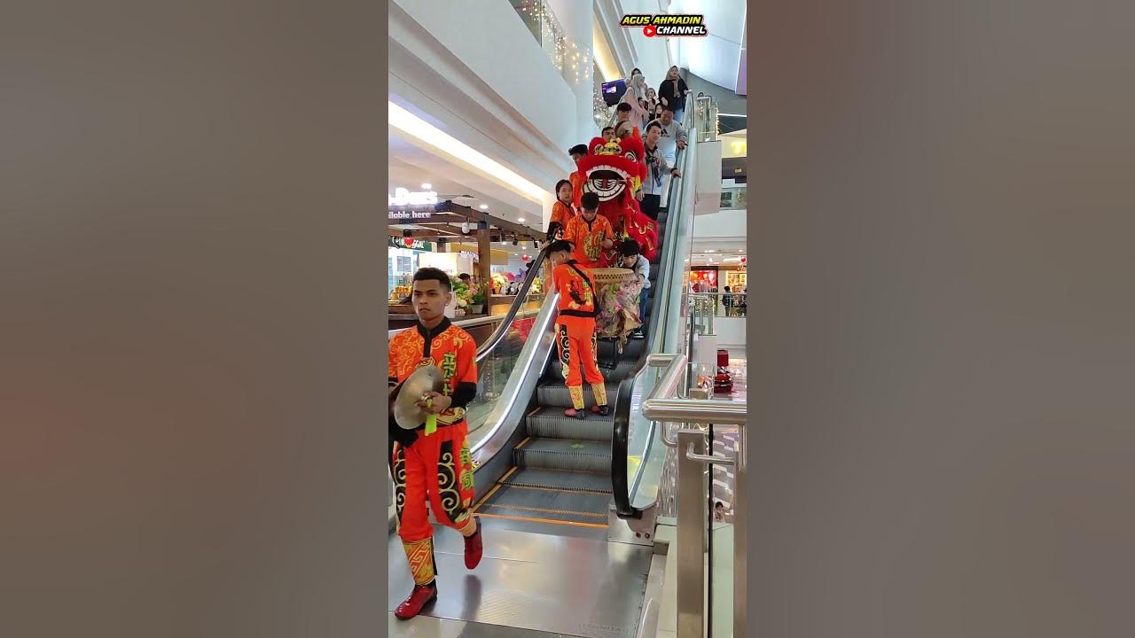 Begini Cara Barongsai Turun Pakai Eskalator