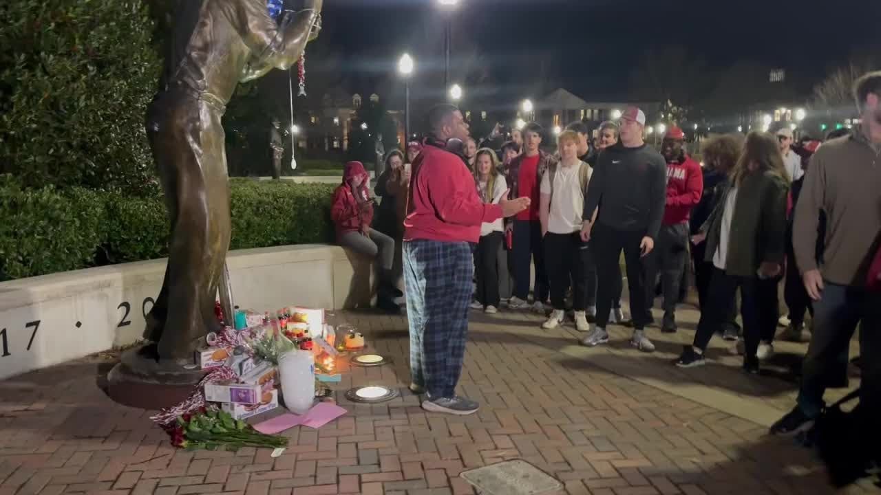 Alabama fans chant 'Anyone but Dabo' at Nick Saban statue