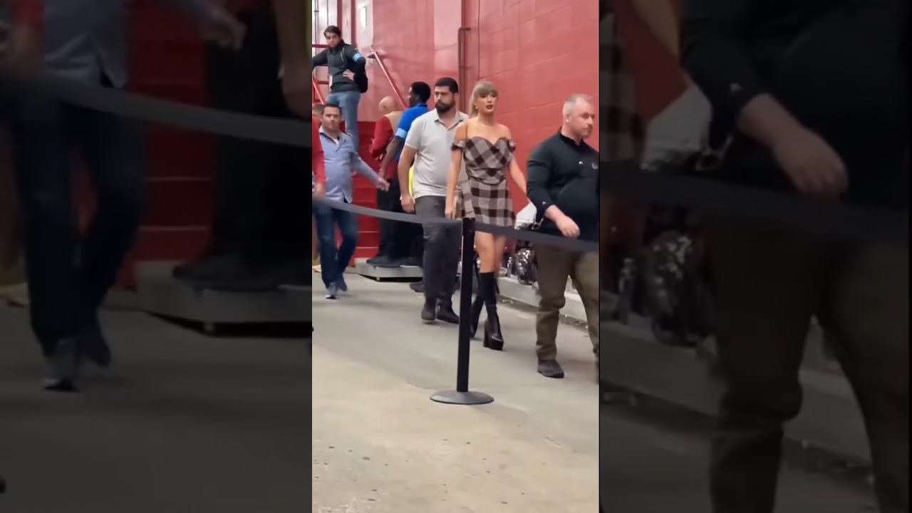 Taylor Swift Steals the Spotlight While Supporting Travis Kelce 💕🏈✨ 